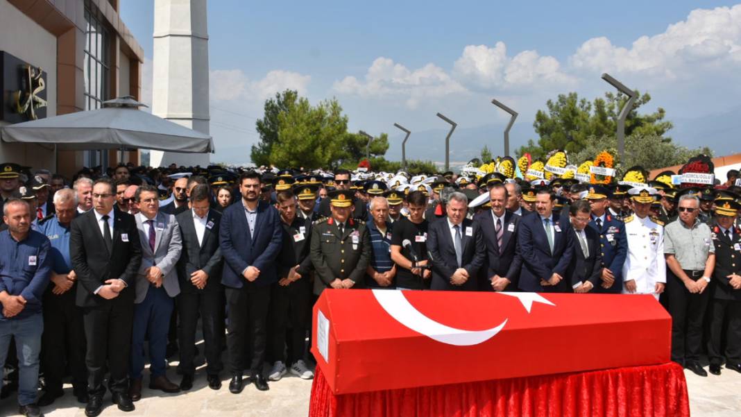 Pençe şehidi son yolculuğuna uğurlandı... Babaya son bakış 8